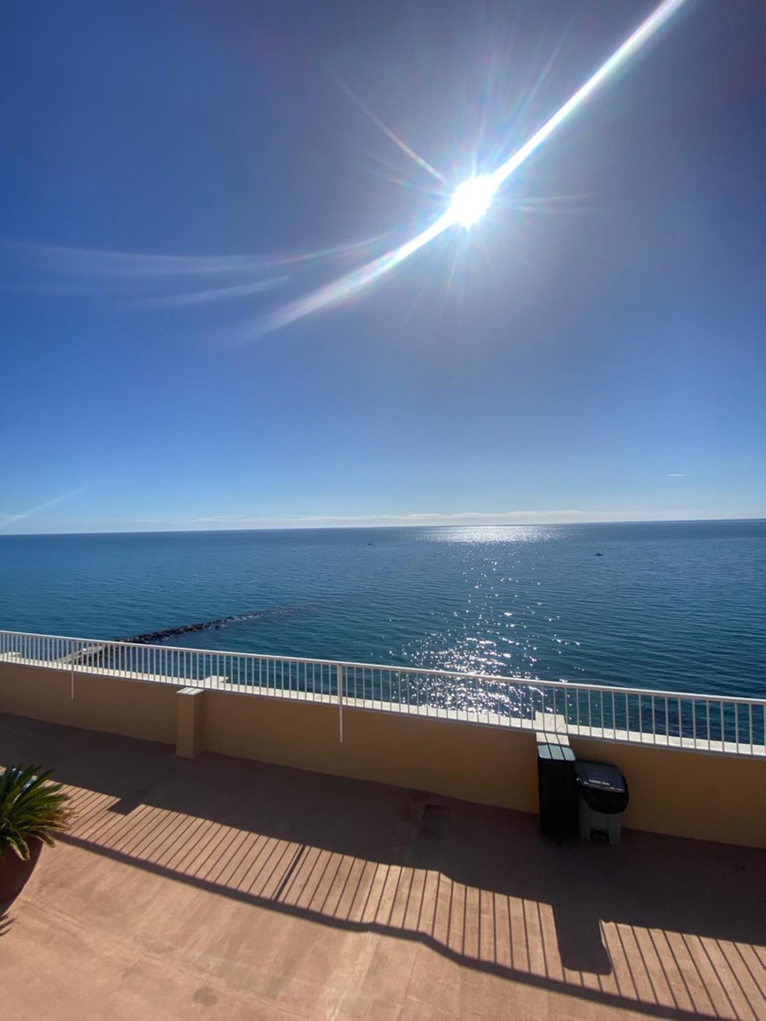 Marbella Beachfront Edificio Mayoral Primera Linea De Playa Y Centro Ciudad Con Barco Opcional Екстер'єр фото